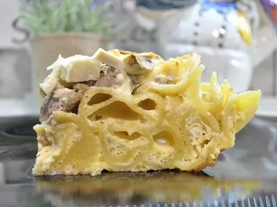 Tavë në furrë me oriz me ton e servirur në tryezë
