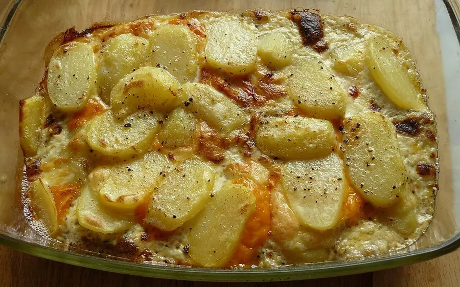Tavë në furrë me patate me presh e servirur në tryezë