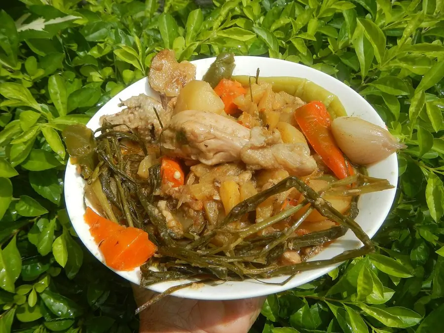 Tavë në furrë me pulë me limon dhe patate e servirur në tryezë