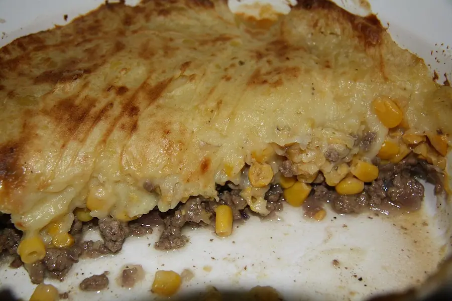 Tavë në furrë me speca me bulgur e servirur në tryezë