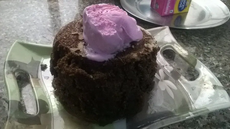Tortë me banane e servirur në tryezë