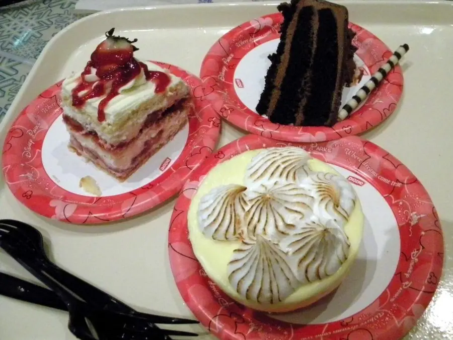 Tortë me luleshtrydhe e servirur në tryezë