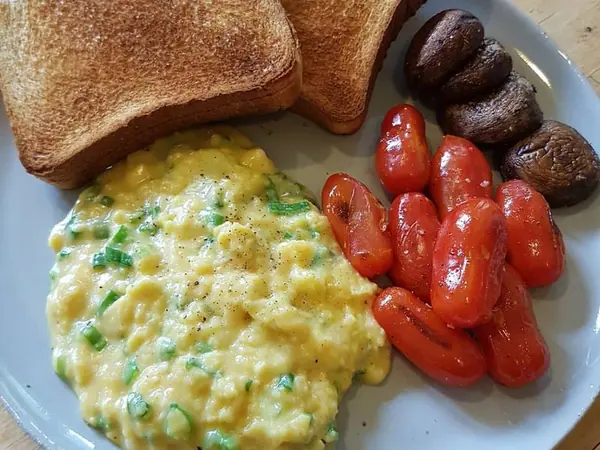 Tost me vezë dhe domate e servirur në tryezë