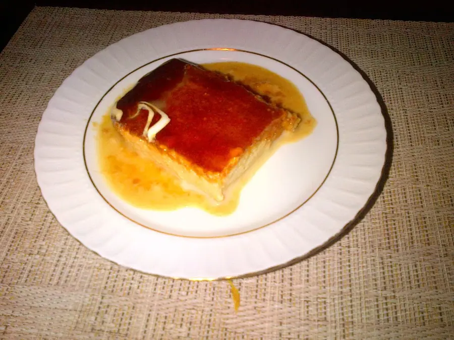 Trileçe me shtresë karameli sipër