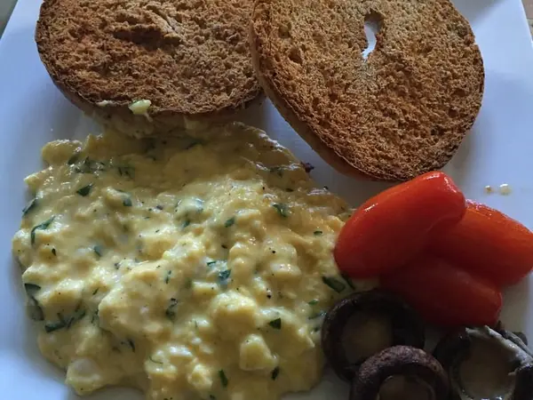 Vezë të rrahura me domate e servirur në tryezë