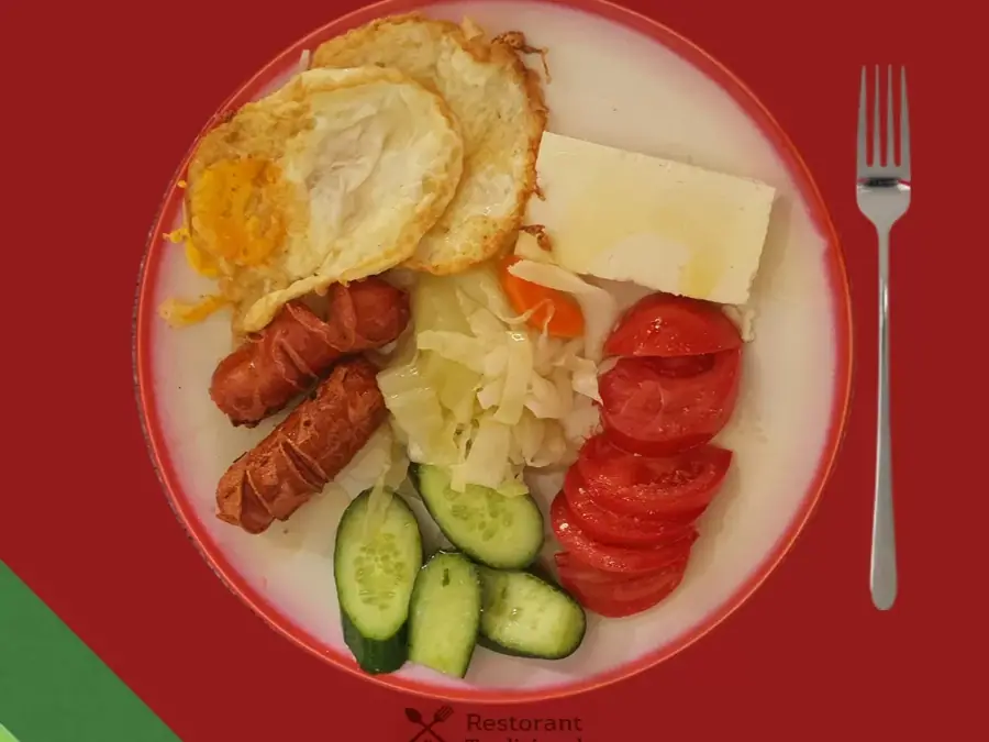 Vezë të skuqura me suxhak e servirur në tryezë