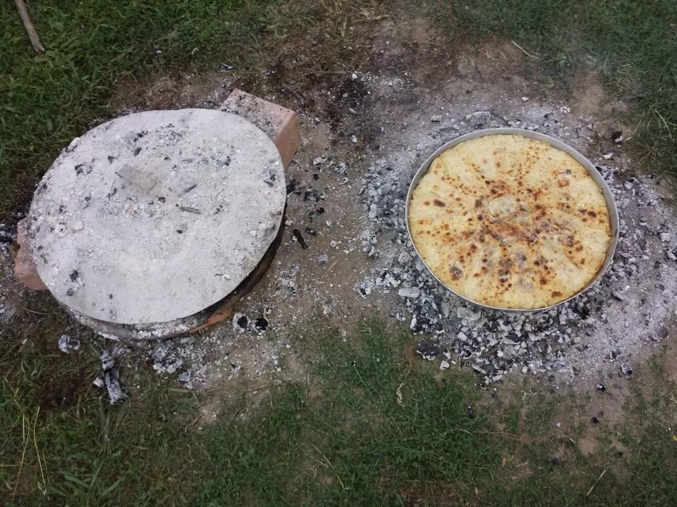 Flija tradicionale me saç e servirur në tryezë
