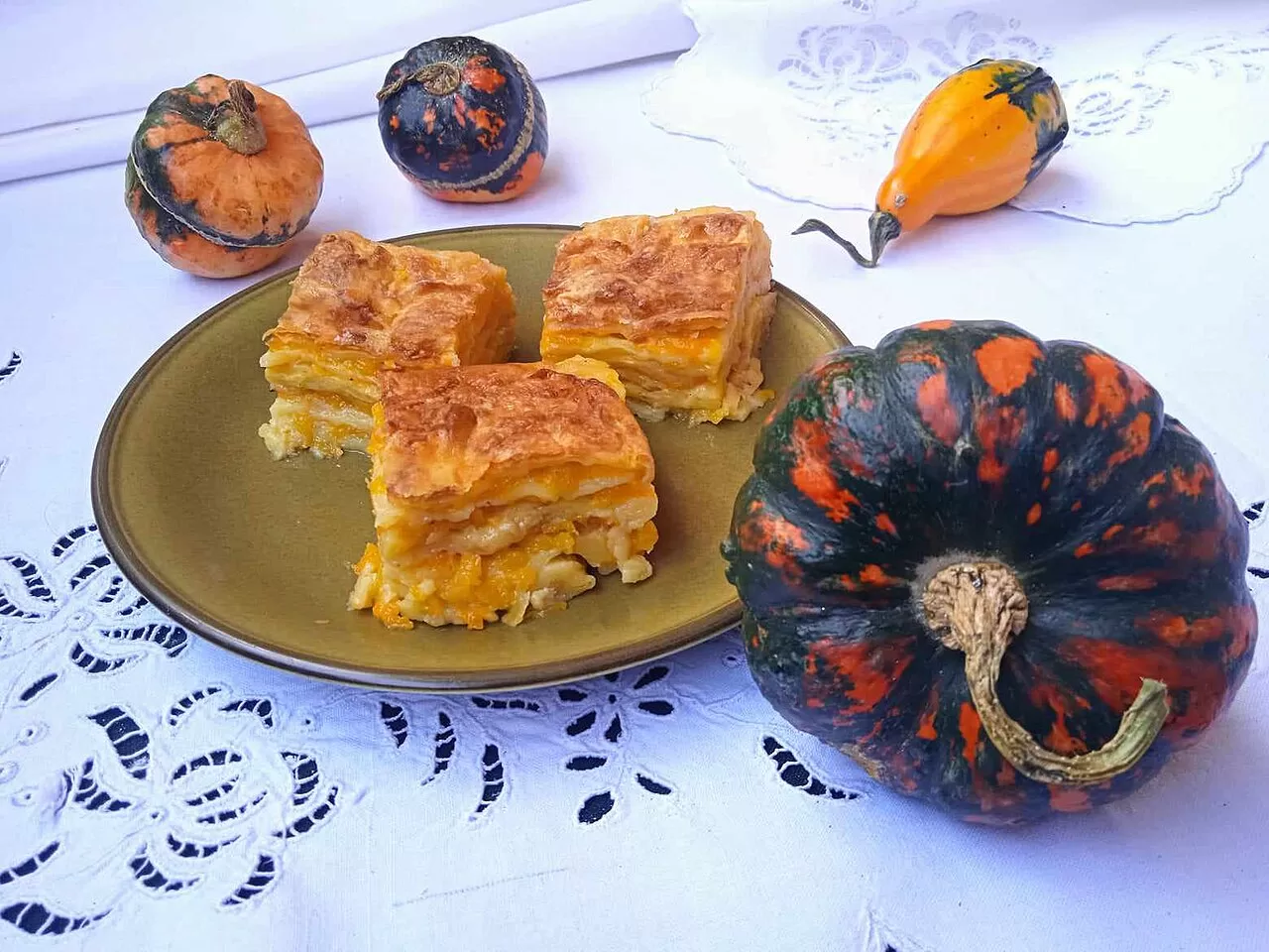 Pite tradicionale me kungull e servirur në tryezë