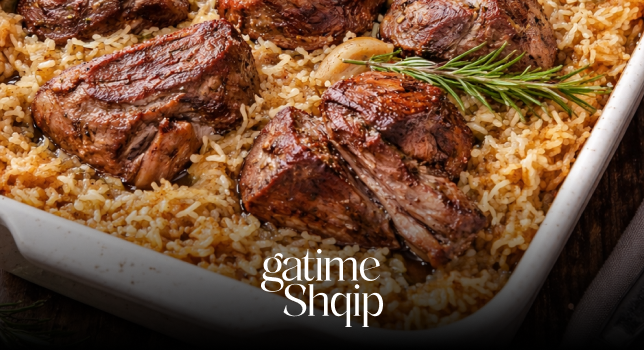 Mish Qengji në Tavë me Oriz – Recetë Tradicionale Shqiptare