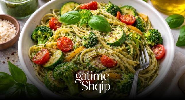 Pasta me Sallcë Pesto dhe Perime të Freskëta – Darkë e Shpejtë