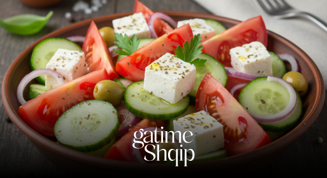 Sallatë e Freskët me Domate, Kastravec dhe Djathë – Recetë e Lehtë dhe Shëndetshme