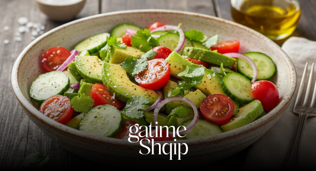 Sallatë me Avokado, Domate dhe Kastravec – Recetë e Lehtë dhe e Shëndetshme