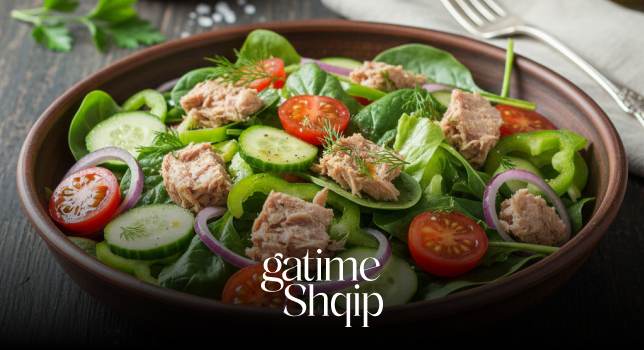 Sallatë me Ton dhe Perime – Recetë e Shpejtë dhe Ushqyeshme